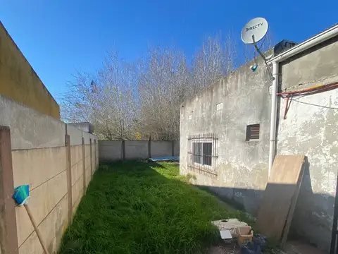 dos galpones sobre ruta 2 con vivienda