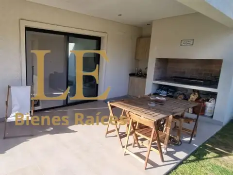 Casa en Venta con 3 cocheras