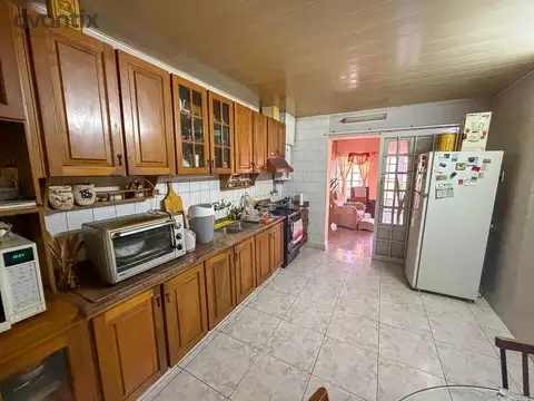 Casa 7 ambientes con 2 baños