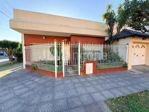 Casa 4 ambientes con cocheras, patio y terraza con quincho