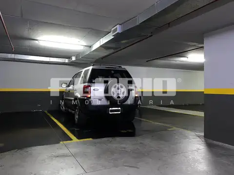 Excelente cochera cubierta y baulera en Florida