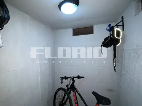 Excelente cochera cubierta y baulera en Florida