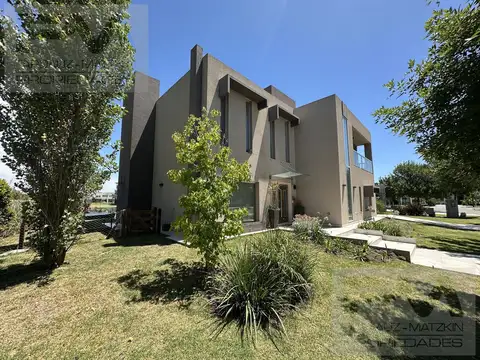 Casa 8 ambientes con 5 baños