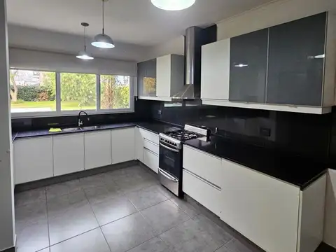 Casa en Alquiler con 3 cocheras