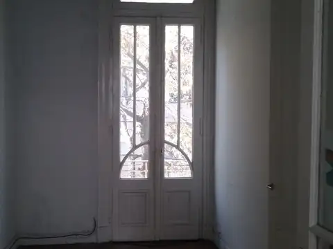 J Newbery 2500, Piso 1