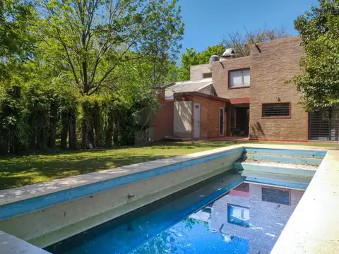 Casa en Alquiler con 2 cocheras