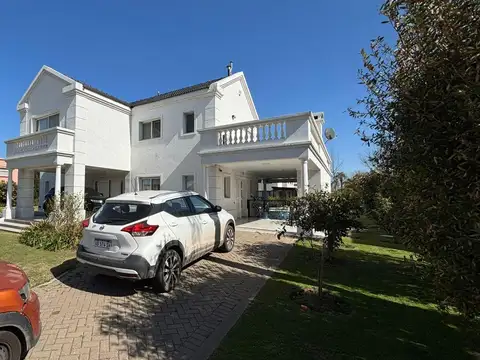 Casa de 4 Dormitorios Semiamoblada - Miraflores - Funes Hills
