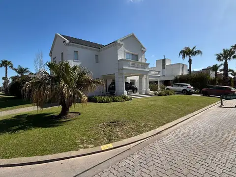 Casa en Alquiler en Funes, USD 3.000