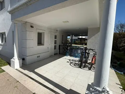Casa 7 ambientes con 2 baños