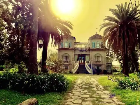 Hotel en venta en San Lorenzo. Ideal para airbnb premium. Ha sido Centro de secundaria, lo último 12 departentos con bano y cocina privados.