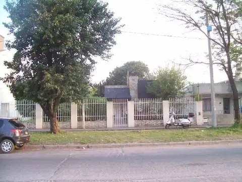 17x44m.- San Diego Casi J d Peron VGG. Dos Lotes, En uno, Casa 2 Dormit/ mas Deposito.-