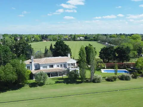 Venta – Imponente casa en Tortugas Country Club. Sobre lote de 2109 m² con 90 m sobre cancha de polo