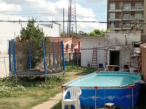 EXCELENTE LOTE Y CASA A RECICLAR EN MORENO CENTRO