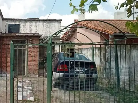 EXCELENTE LOTE Y CASA A RECICLAR EN MORENO CENTRO
