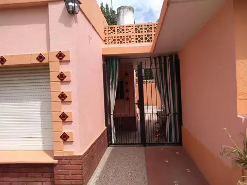 Casa 5 ambientes con 1 baño