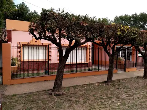 Gran casa 5 amb con patio, parrilla y cochera. Ubicada en Gobernador Arias 1271, Longchamps