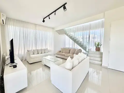 Casa en Alquiler Temporal con 1 cochera