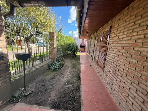 VENTA DE 2 CASAS CON LOCAL JARDIN DEPOSITO CERCA RUTA 25 IDEAL SUPERMERCADO APTO CREDITO HIPOTECARIO
