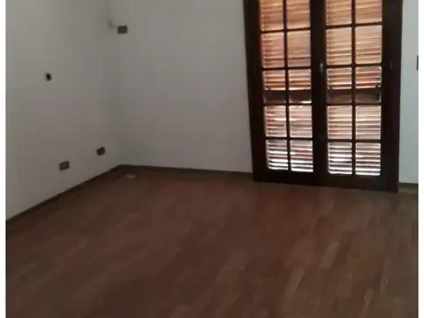Casa en Alquiler con 2 cocheras