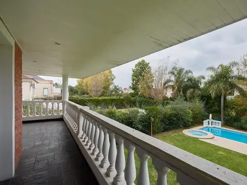 Casa en Alquiler con 2 cocheras