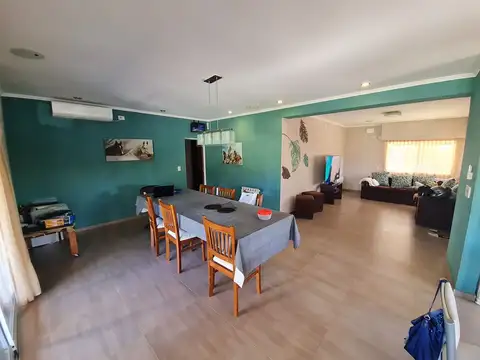 Casa en Venta con 3 cocheras
