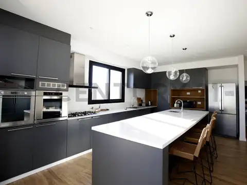 CASA EN VENTA EN BARRIO LA CAÑADA CITY BELL