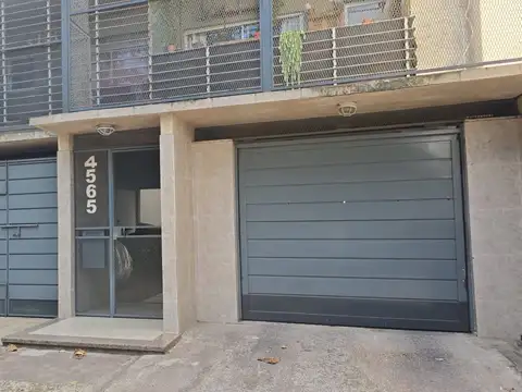 Dpto 2 ambientes. Recién pintado. Bien ubicado. Con parrilla