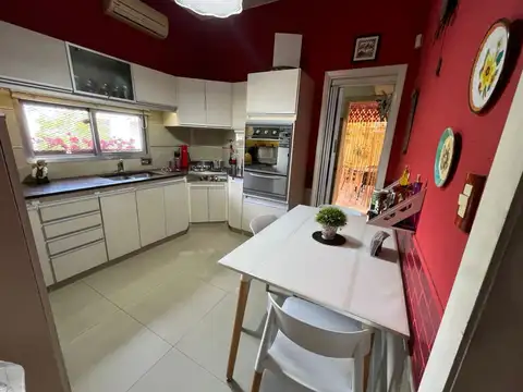 Avenida De Los Corrales 7100, Piso 1