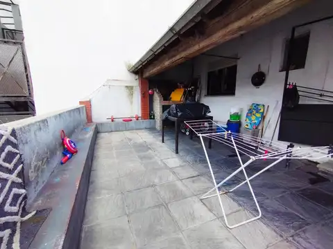 Lote 10x30 con 4 unidades y pileta.Acepta permuta.Gran potencial. a mts de Av Marquez ideal construc