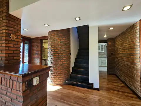 Casa en Alquiler con 4 cocheras