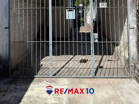Se vende casa de 2 dormitorios con amplio terreno.
