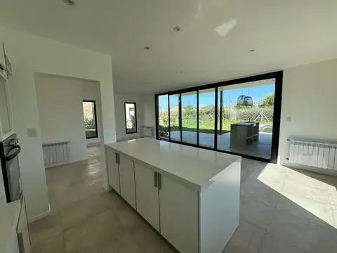 Casa en Alquiler con 2 cocheras