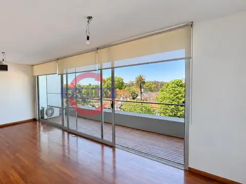 SEMIPISO EN VENTA DE 3 AMBIENTES EN OLIVOS CON COCHERA, SUITE Y BALCÓN CON PARRILLA