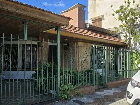 Casa en lote propio con excelente metraje y cocheras Lanus Este