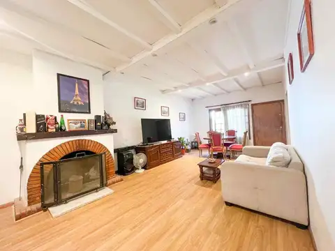Casa 4 ambientes con 2 baños