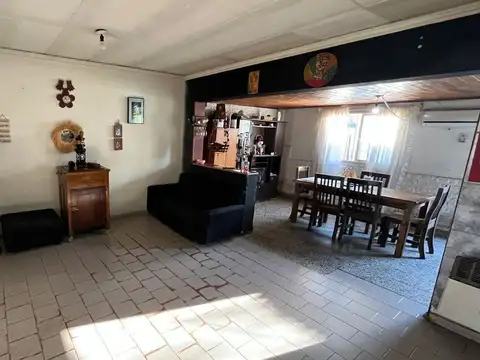 REMAX  VENDE CASA 3 DORMITORIOS A 50M DE ALBERDI