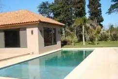 Áreas comunes piscina, juegos, club-house en el Barrio cerrado, La Honorata