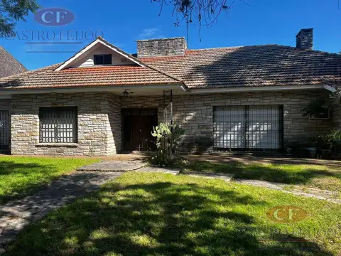 Venta Lote doble frente con casa en esquina de 750 mts. Acassuso
