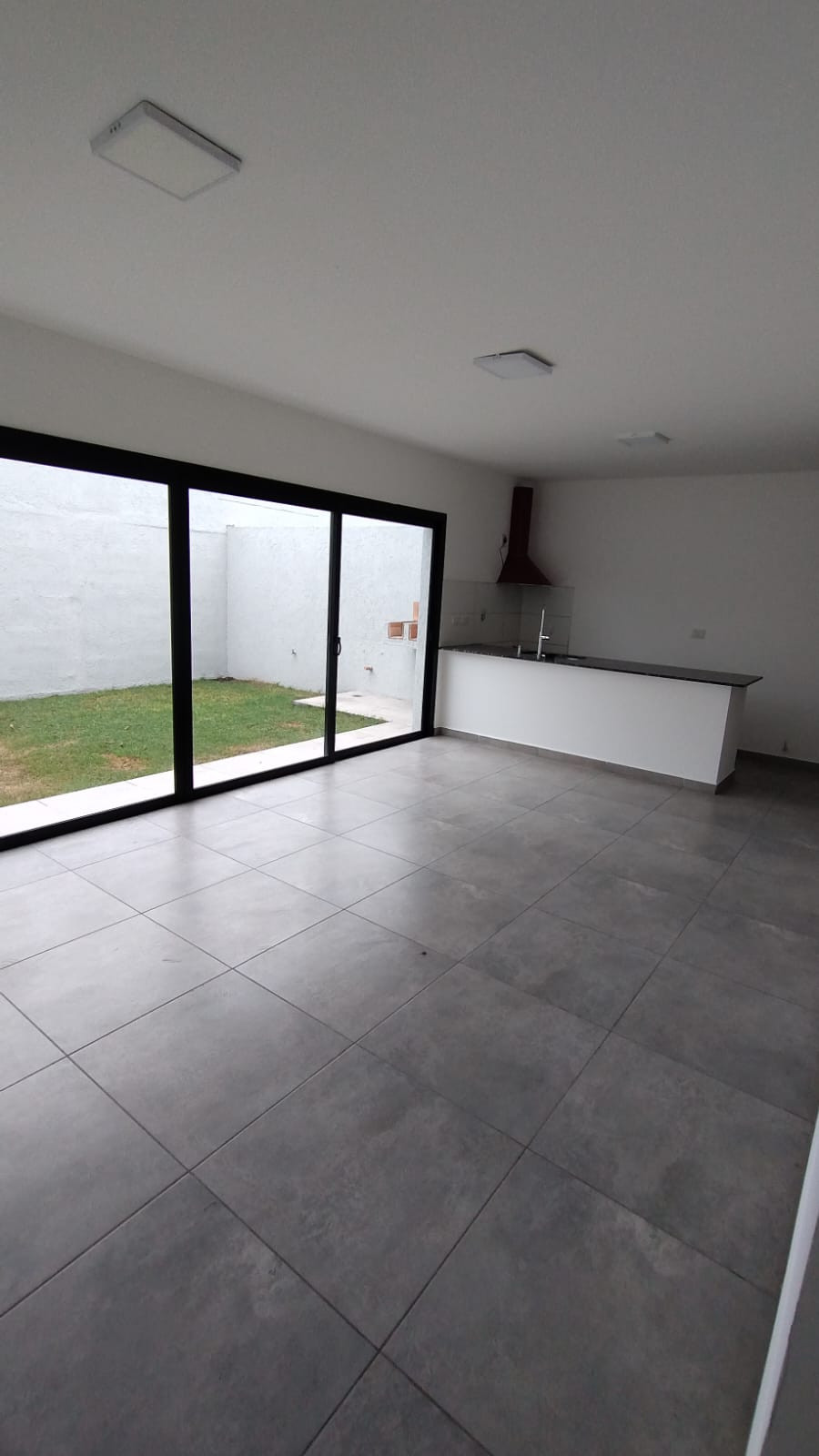 DUPLEX B° SEMI CERRADO 3 DOMITORIOS, 3 BAÑOS, PATIO, COCHERA DOBLE