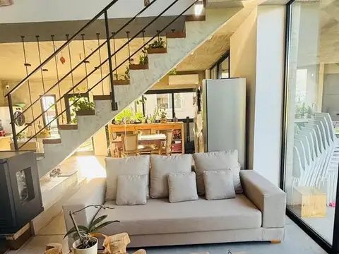 Casa 8 ambientes con 4 baños