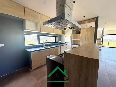 Casa 4 ambientes con 3 baños