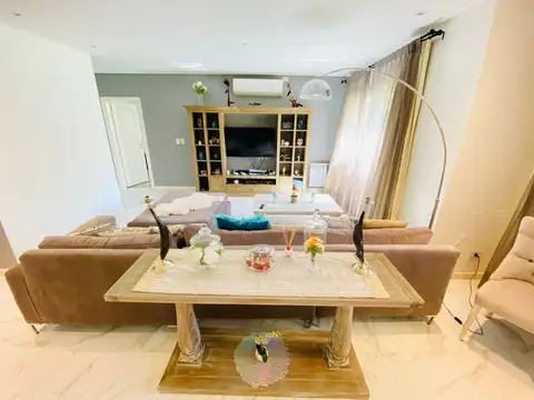 Casa 8 ambientes con 6 baños