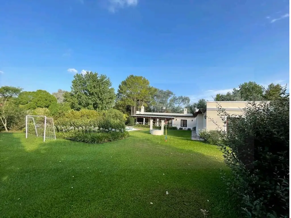 Casa - 215,68  m² Cubierta | 3 dormitorios | 20 años | 4 baños | 5 ambientes | 3 cocheras