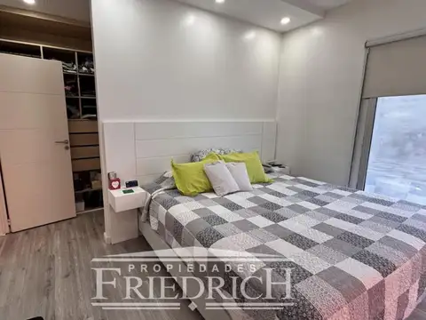 Casa en Alquiler con 4 cocheras