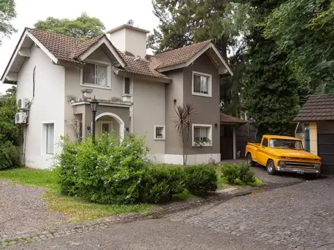 VENTA DE CASA 4 AMB CON PILETA EN HURLINGHAM 