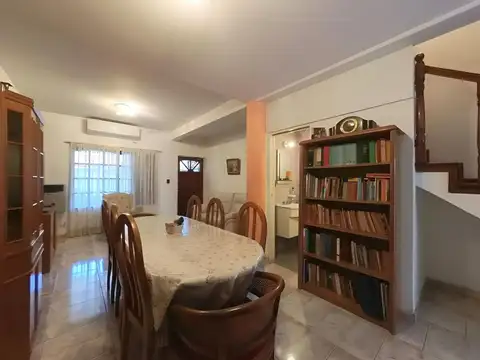 Casa 4 ambientes con 2 baños