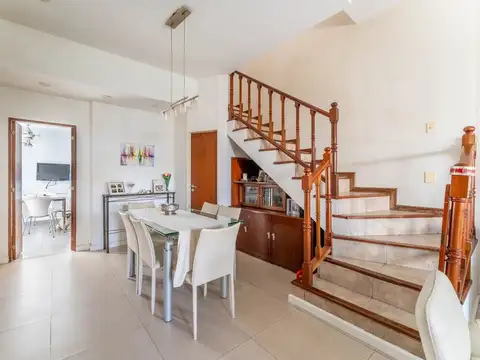 Venta Casa de 7 amb. con doble cochera y patio