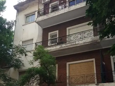 Amplio 3 ambientes al frente con balcón corrido muy Luminoso.