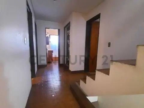 Casa 2 Plantas 4 Ambientes con Terraza y Patio + Gran Deposito Galpón Independie