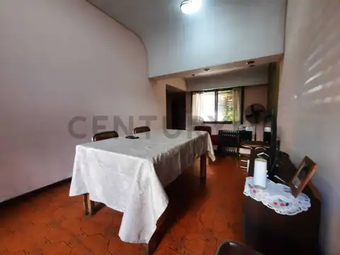 Casa 2 Plantas 4 Ambientes con Terraza y Patio + Gran Deposito Galpón Independie